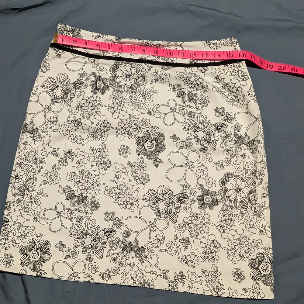 Cleo Black and White Floral Pencil Skirt, Size 12 Petites - Picture 5 of 5